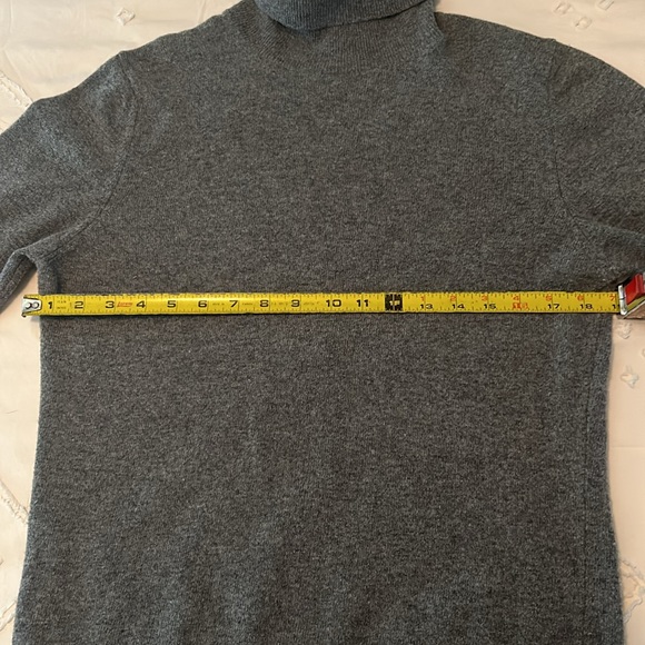 SISLEY pure wool turtleneck. - Picture 3 of 5